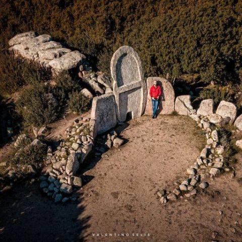 '  :      
Testimoni silenziosi di un lontano passato, le tombe dei Giganti raccontano storie di cui ancora tantissimi aspetti restano "misteriosi".

 Luoghi di culto, le loro massicce e megalitiche strutture spiccano nel paesaggio circostante, creando un