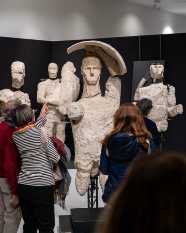 ' ,   
⏳ 1974: tra le sinuose colline dell'incantevole penisola del Sinis, scrigno di un passato glorioso, vengono ritrovati possenti colossi di pietra risalenti a tremila anni fa.

 E'la più importante scoperta archeologica nel Mediterraneo del XX secolo