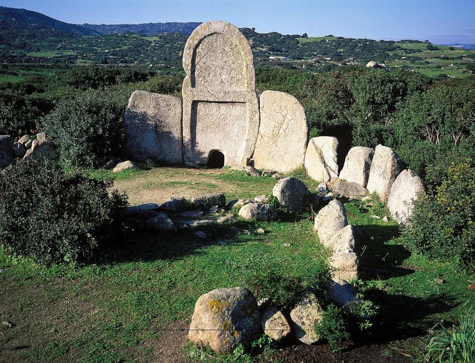 Tomba di Giganti S'Ena e Thomes - Dorgali