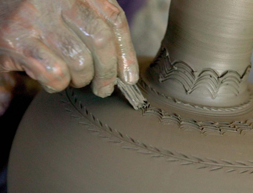 Decorazione artistica di una brocca in ceramica
