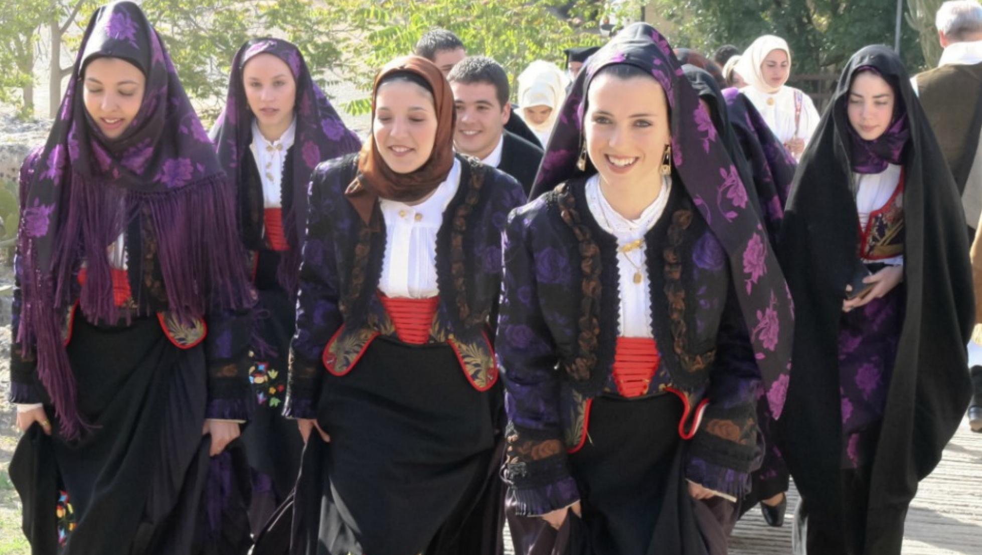 Donne di Tempio Pausania in abito tradizionale