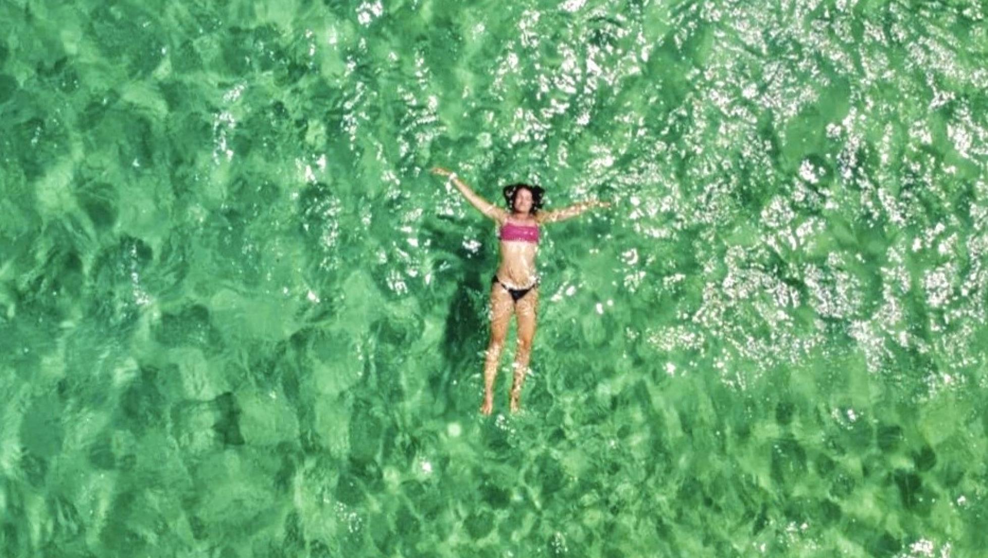 Bagno nel mare verde smeraldo di Costa Rei