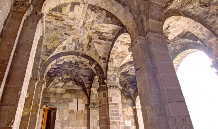 Sant'Antioco di Bisarcio, portico