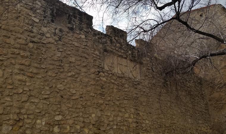 Sassari, tratto mura medievali in corso Trinità