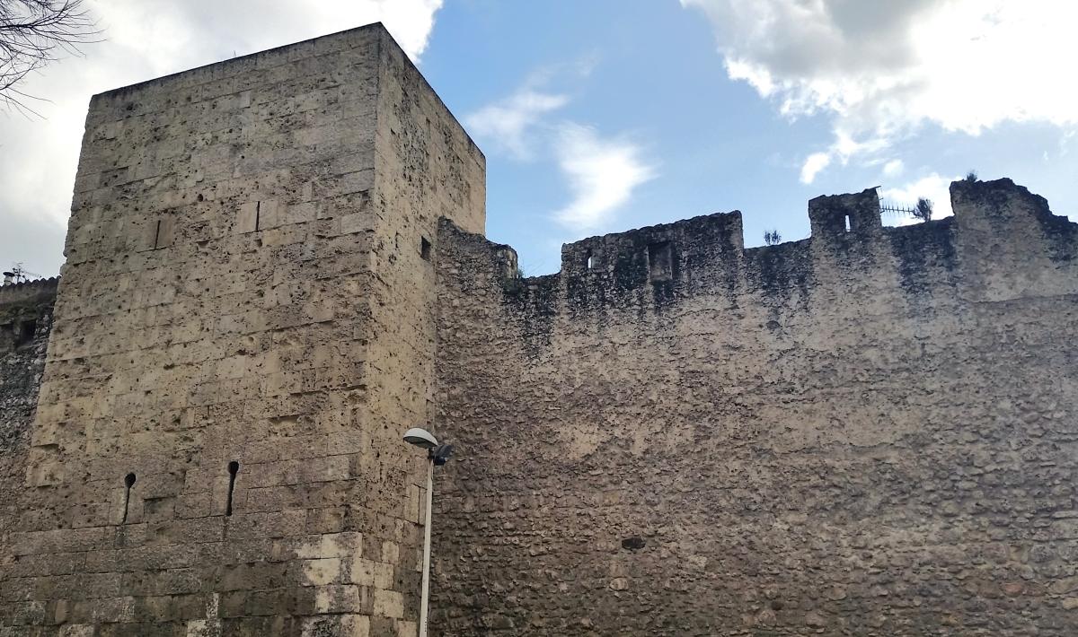 Sassari, torre e mura medievali in corso Trinità